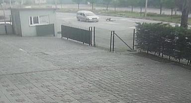O anlar kamerada, otomobilin çarptığı adam ezilmekten son anda kurtuldu