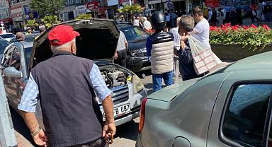 Otomobil motosikletle çarpıştı!