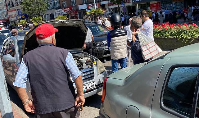 Otomobil motosikletle çarpıştı!