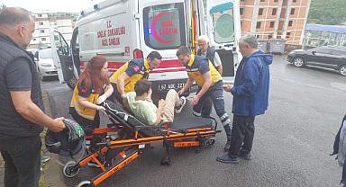 Otomobille çarpışan motosiklet sürücüsü metrelerce sürüklendi