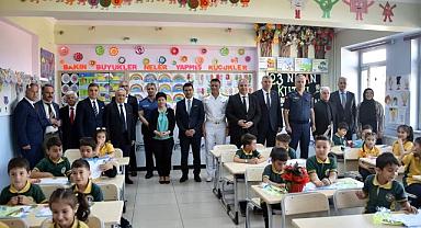 Protokol öğrencilerin karne heyecanına ortak oldu