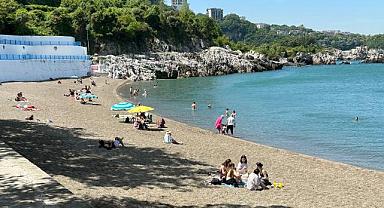 Sıcaklıklar artınca plaja akın ettiler