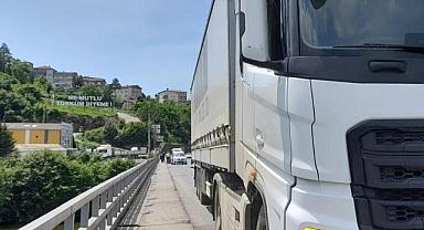 Tırın sıkıştırdığı motosiklet devrildi; 1 yaralı