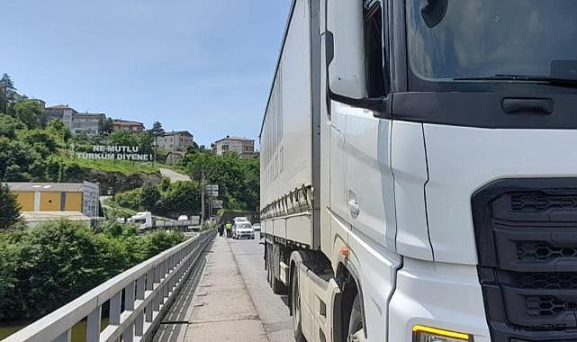 Tırın sıkıştırdığı motosiklet devrildi; 1 yaralı