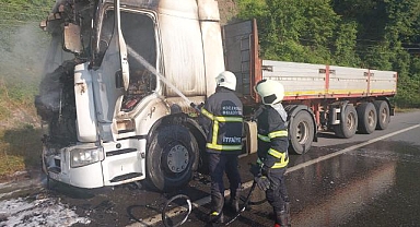 Trafikte korku dolu anlar! Seyir halindeki tır alev alev yandı