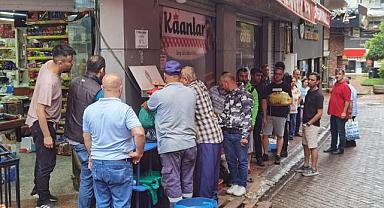 Vatandaşlar yağmur, çamur demeden kasaba koştu