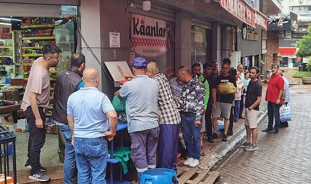 Vatandaşlar yağmur, çamur demeden kasaba koştu