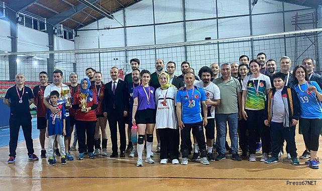 Voleybol turnuvasında Barbaros Kutlutaş Ortaokulu kazandı