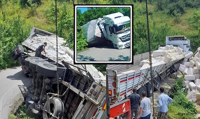 Yem yüklü tır devrildi yol trafiğe kapandı