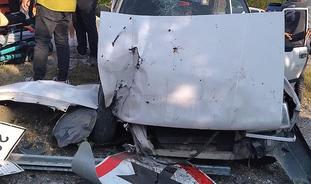 Direksiyon hakimiyetini kaybetti tabelaya çarptı