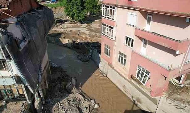 En çok yağış alan Beycuma&#039;da yaralar sarılıyor