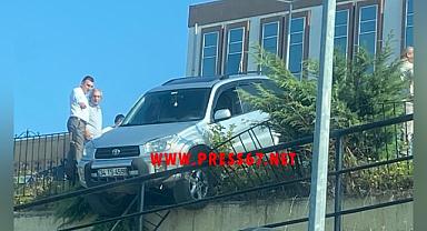 Fren yerine gaza bastı korkuluklardan aşağı sarktı
