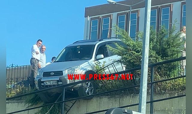Fren yerine gaza bastı korkuluklardan aşağı sarktı