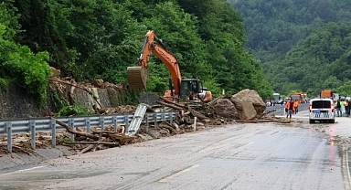 Ilıksu' da heyelan! Yol trafiğe kapandı