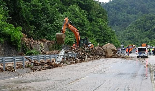 Ilıksu&#039; da heyelan! Yol trafiğe kapandı