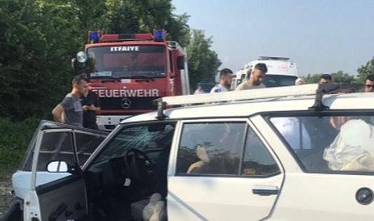 Kontrolden çıkan otomobil işaret tabelasına çarparak durabildi!