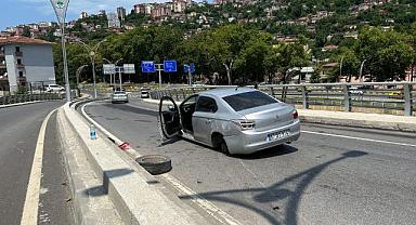 Lastiği çıkan otomobil beton bariyere çarparak durabildi 3 kişi yaralandı!