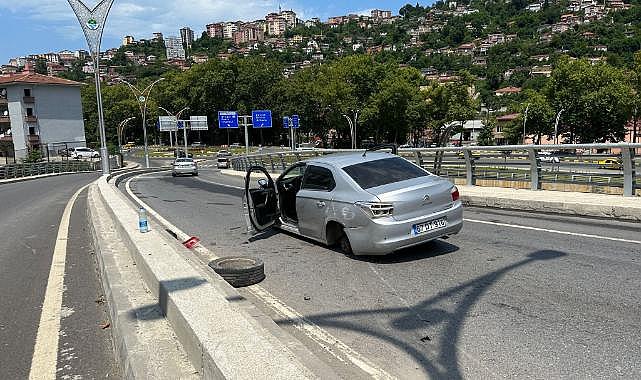 Lastiği çıkan otomobil beton bariyere çarparak durabildi 3 kişi yaralandı!