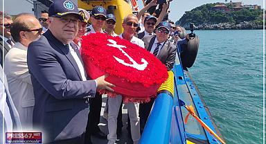 Protokol deniz şehitleri anısına denize çelenk bıraktı