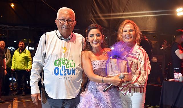 Sağanak yağmur altında Melek Mosso ve KÖFN rüzgarı esti!