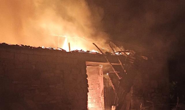 Samanlık yangını geceyi aydınlattı  