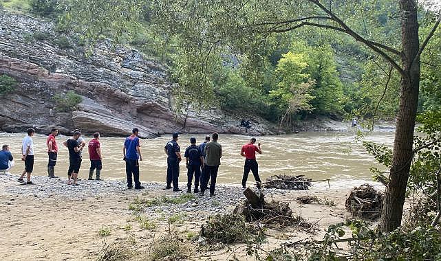 Serinlemek için girdiği derede kayboldu  