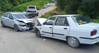 Tali yoldan ana yola çıkan otomobil kaza yaptı! 3 yaralı