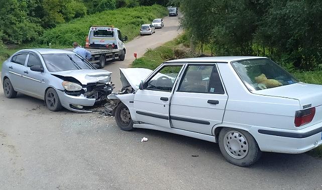 Tali yoldan ana yola çıkan otomobil kaza yaptı! 3 yaralı