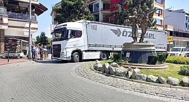 Yasak yola giren tır trafiği kapattı!