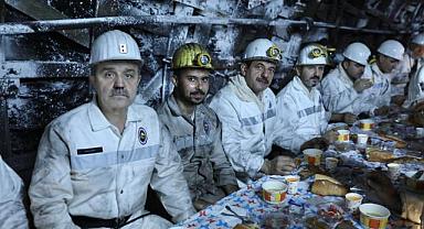 Yerin metrelerce altında kömür kazdılar, işçilerle yemek yediler!