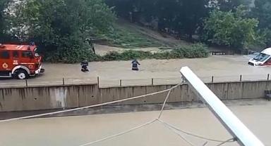 Yolda kalan ambulansı itfaiye kurtardı
