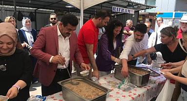 AK Parti, halka aşure dağıttı