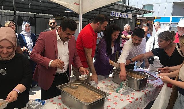 AK Parti, halka aşure dağıttı