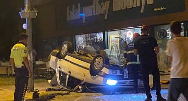 Alkollü sürücü karşı şeride geçip beton saksılara çarptı ardından takla attı: 2 yaralı