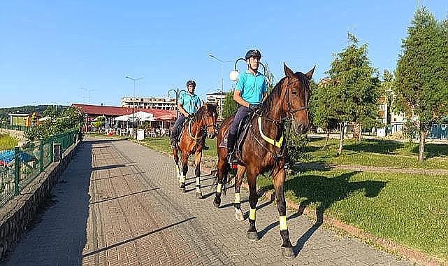 Atlı jandarma timi huzur ve güveni sağlıyor