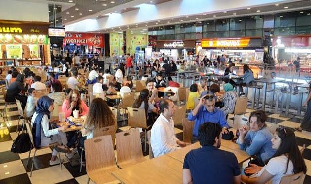 AVM'nin yemek katı boks ringine döndü!