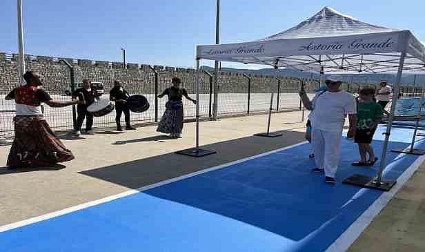 Batum sonrası Rus turistlere moral için köçeklerle karşılama yapıldı