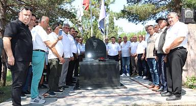 Denizer, kabri başında anıldı