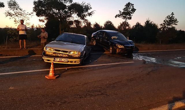 İki araç kazaya karıştı sürücüler yaralandı!