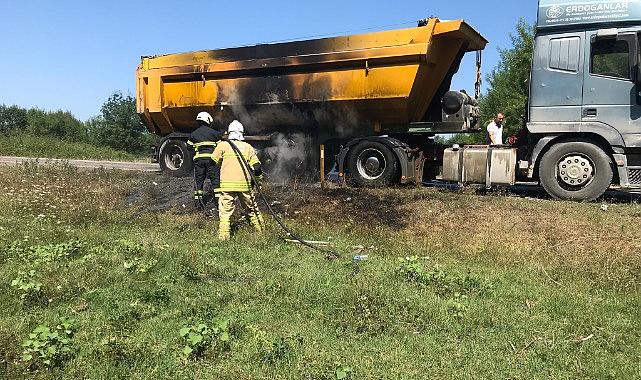 Seyir halindeki iş kamyonunun lastikleri alev aldı  