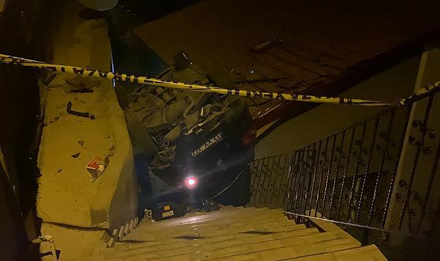 Silahlı saldırıya uğradı, kaçmaya çalışırken aracıyla evin çatısına uçtu