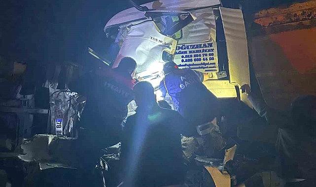 Tır, önündeki hurda yüklü kamyona çarptı