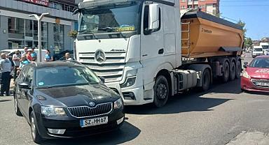 Tır, şerit değiştirmek isteyen otomobili metrelerce sürükledi