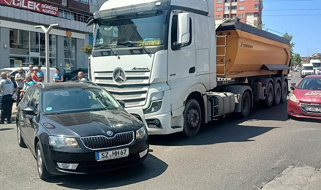 Tır, şerit değiştirmek isteyen otomobili metrelerce sürükledi  