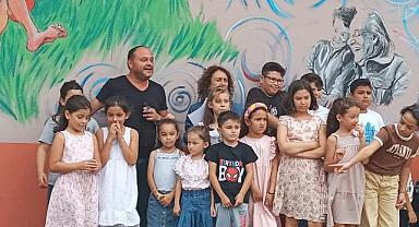 40 yıl önce görev yaptığı köy okuluna kütüphane ve sanatevi açtı