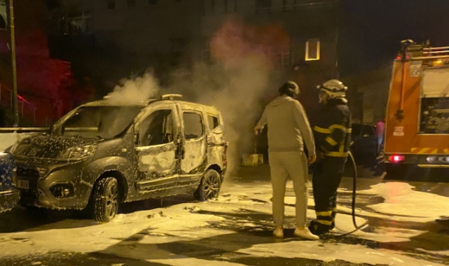 Alevler geceyi aydınlattı, park halindeki araç alev alev yandı!