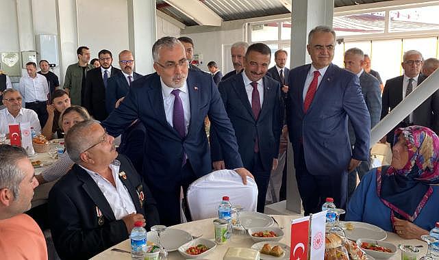 Bakan Işıkhan gazilerle öğle yemeği yedi