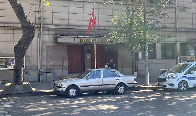 Belediye Kültür Merkezi'ne kilit vurdular