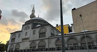 Camide olay: Voleybol takımını eleştirdi cemaat tepki gösterdi!