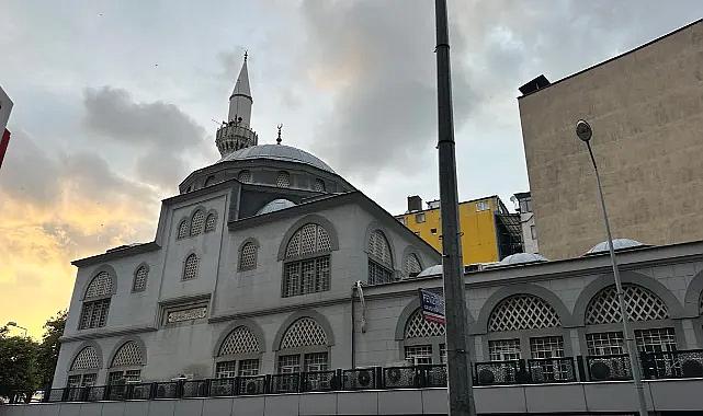 Camide olay: Voleybol takımını eleştirdi cemaat tepki gösterdi!